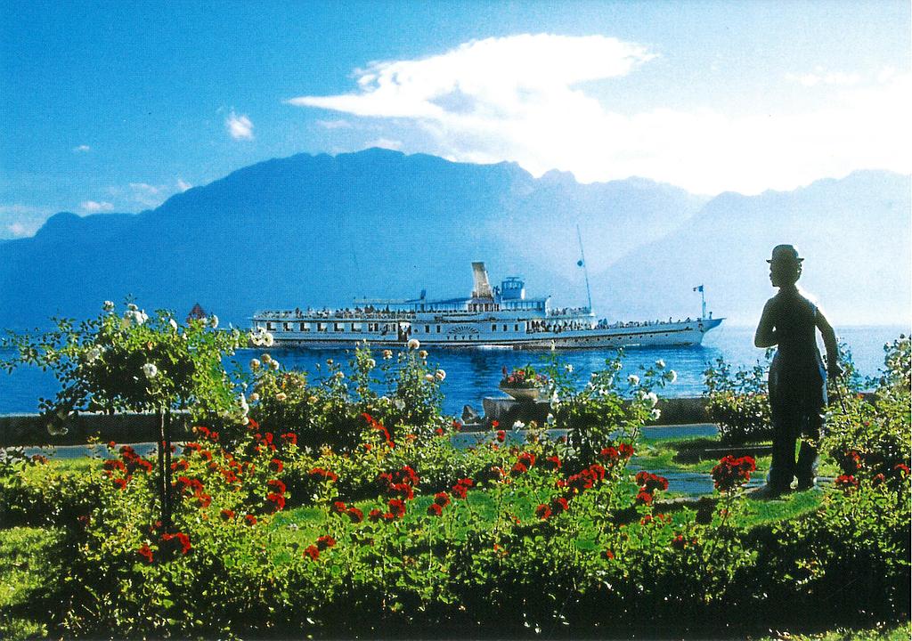[CP 203427] Postcards 12131 statue Chaplin au bord du Léman