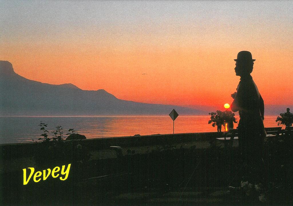 [CP 203498] Postcards 15595 Vevey, statue Chaplin